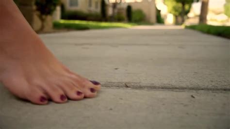 Giantess Katelyn feet crush — смотреть онлайн Видео.